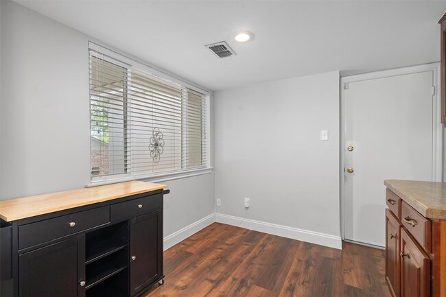 Building Photo - 8310 Summerwood Dr