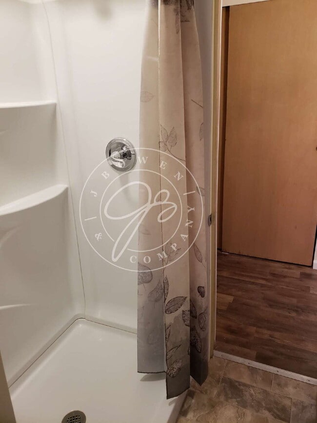 Building Photo - 1 Bedroom Efficiency in Ottawa Hills! All ...