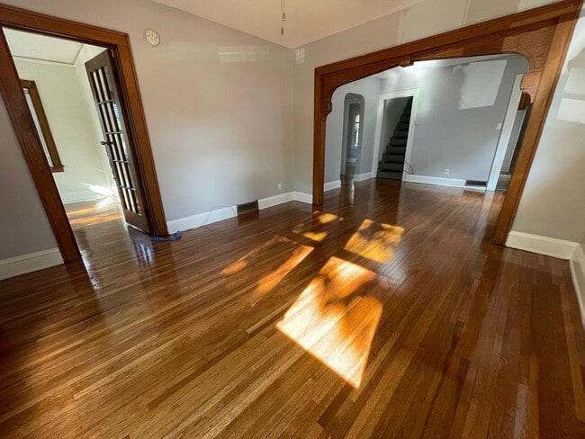 Primary Photo - Huge 6 Bed with 2 Bonus Rooms for Den/Offi...