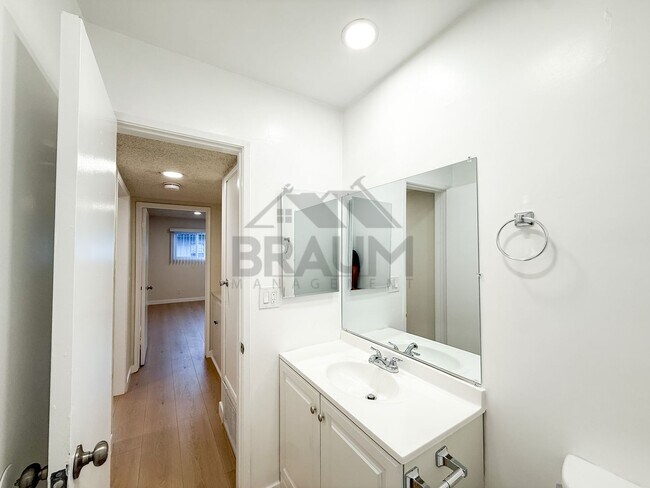 Building Photo - 6041 Whitsett Ave