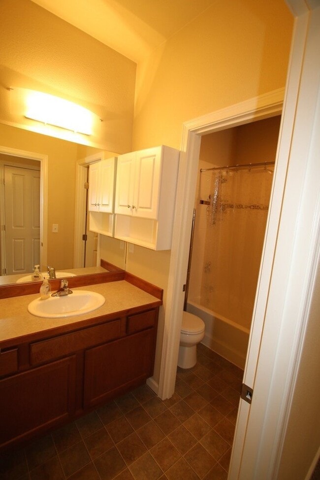 Building Photo - 3 Bedroom Condo close to JBER!