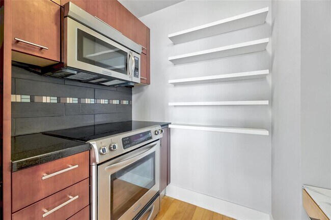 Building Photo - 603 Davis St