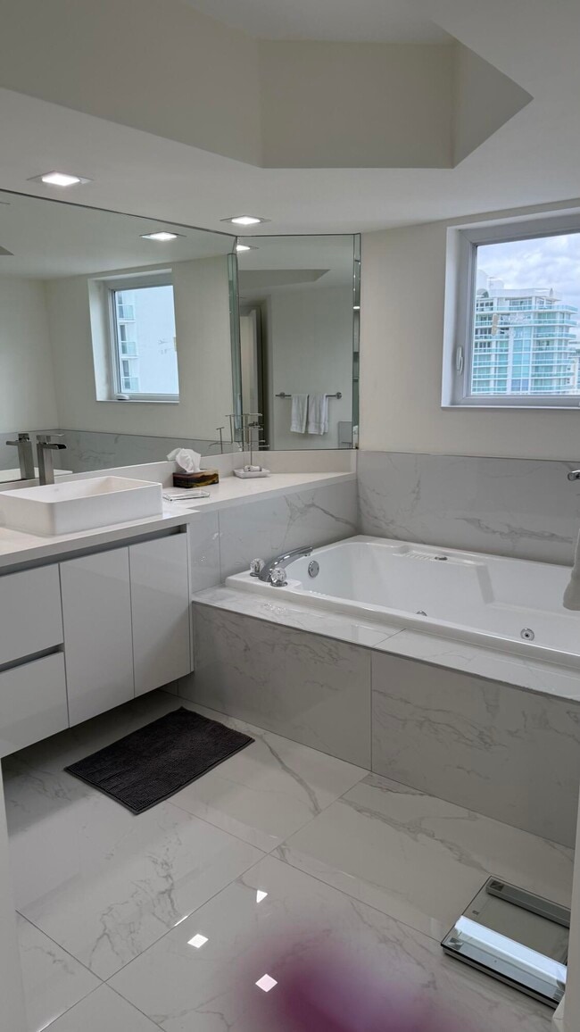 Building Photo - 16425 Collins Ave