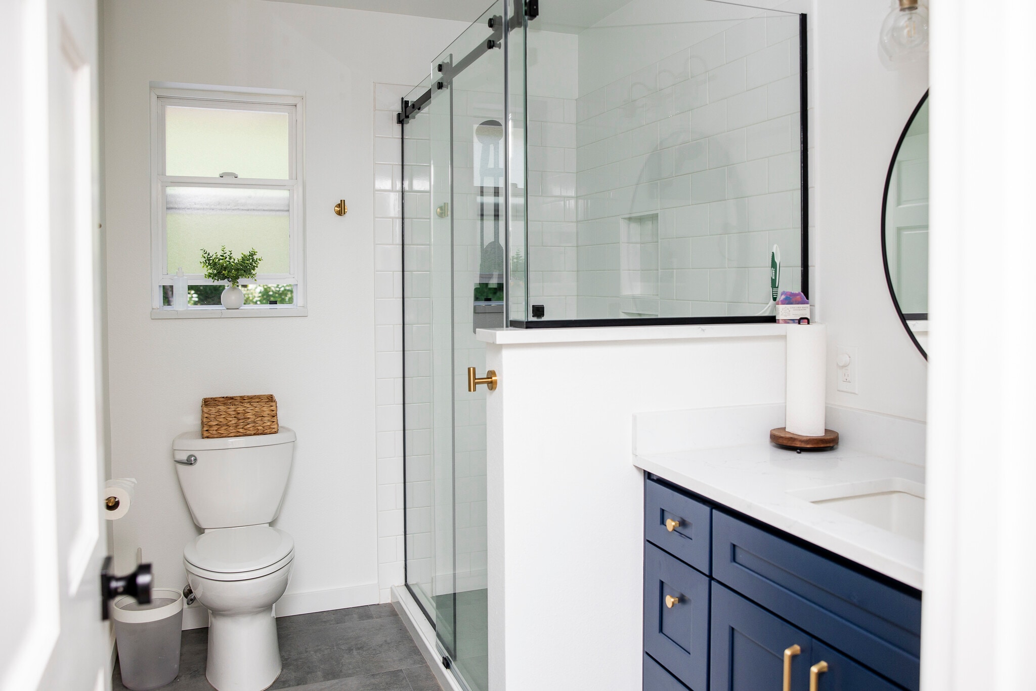 Full bathroom with walk-in shower - 5505 Robinswood Ln