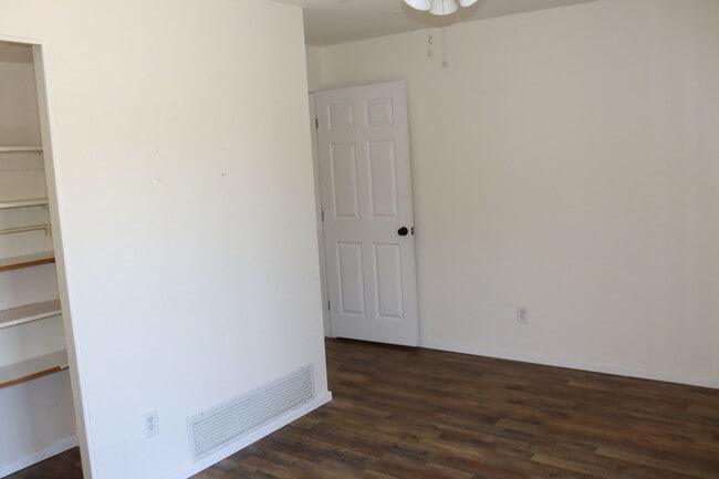 Building Photo - 5 Bedroom, 2 Bathroom