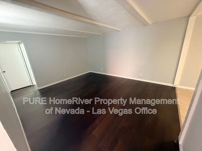 Building Photo - 1405 E Vegas Valley Dr