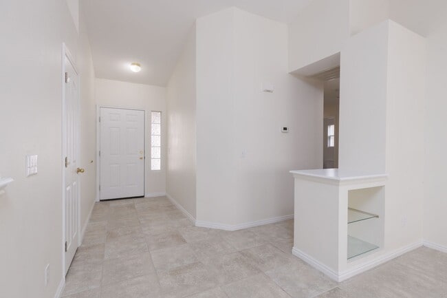 Building Photo - 3-bedroom 2-bathroom town house with a double car garage, freshly painted and new carpet.