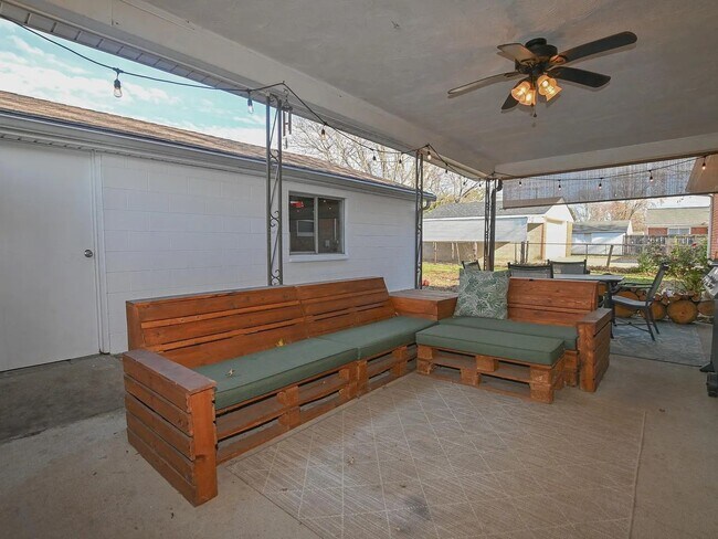 Building Photo - Large Corner Lot