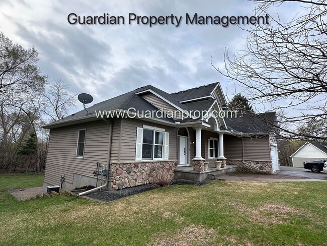 Building Photo - Minnetonka Home, 3 Car Garage, Large Primary, Updated Kitchen, Patio