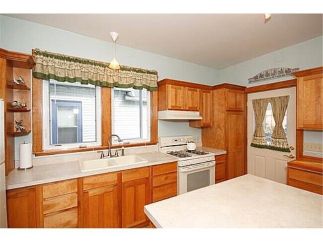 Building Photo - 4 Bedroom 1 Bath Adorable Home in St. Paul