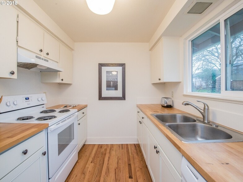 Kitchen (dishwasher, fridge, and additional cabinets outside of image) - 1612 NE Liberty St