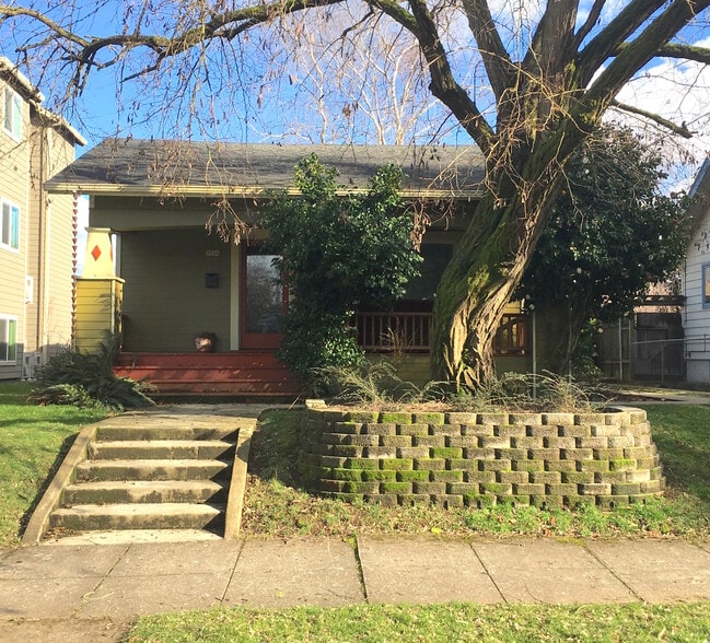 Building Photo - 5726 North Montana Avenue