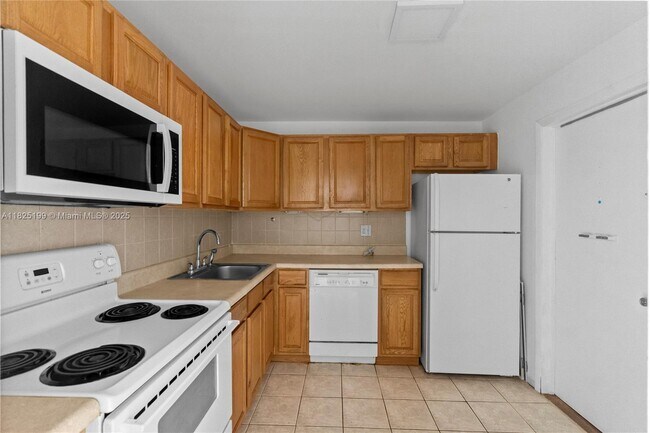 Building Photo - 1410 S Ocean Dr