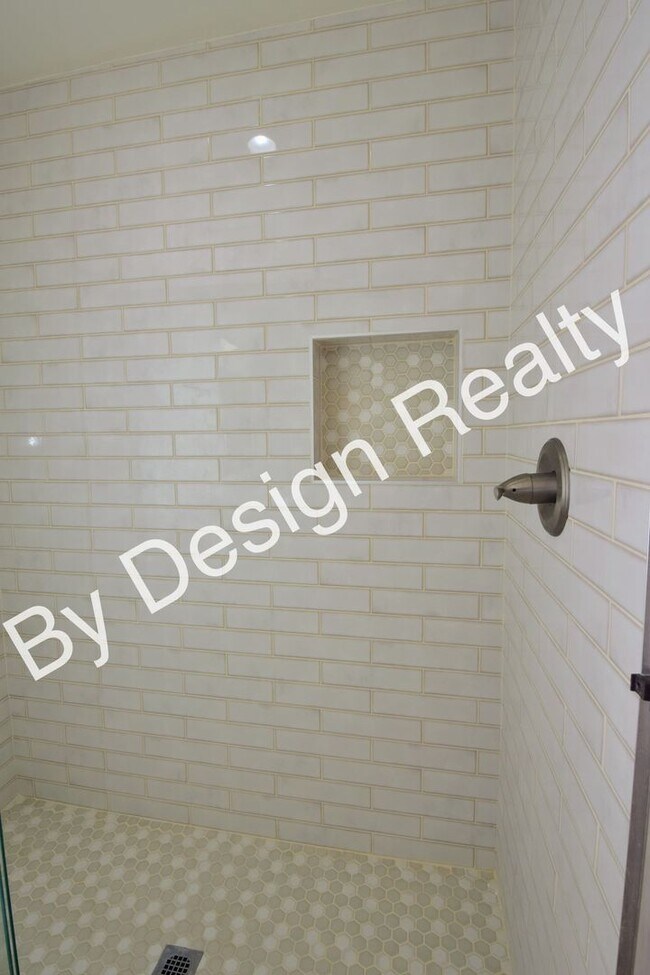 Building Photo - Contemporary 1 Bed 1 Bath with Beautiful Finishes, Private Yard & Off-Street Parking