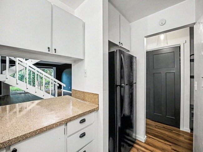 Building Photo - Spacious 2-Story Condo in a Quiet, Well-Located Community!