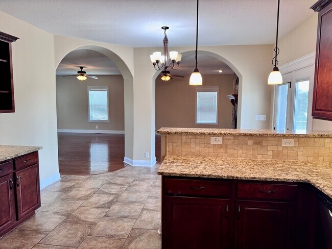 Building Photo - Beautiful Home Located in Farmington Subdivision. 3 Bedrooms, 3.5 baths, Bonus with Wet Bar!