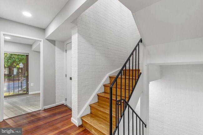Building Photo - 4921 Sauquoit Ln