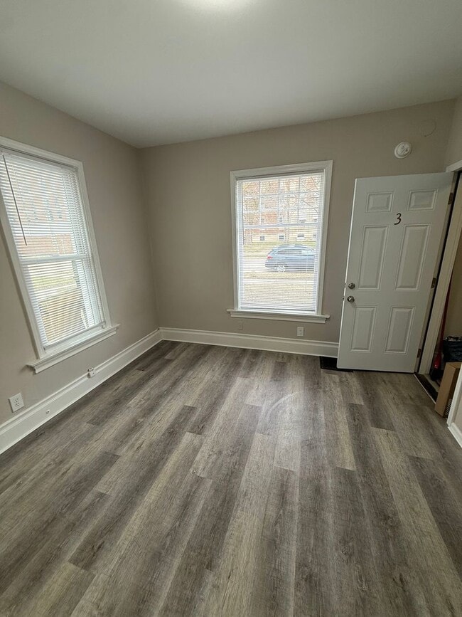 Building Photo - Must see studio apartment