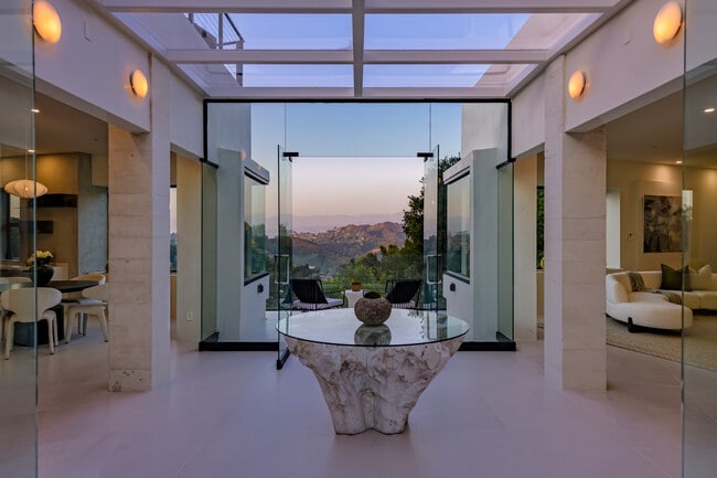 Building Photo - 8896 Lookout Mountain Ave