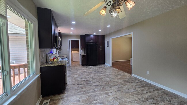 Building Photo - 650 E Raynor Dr