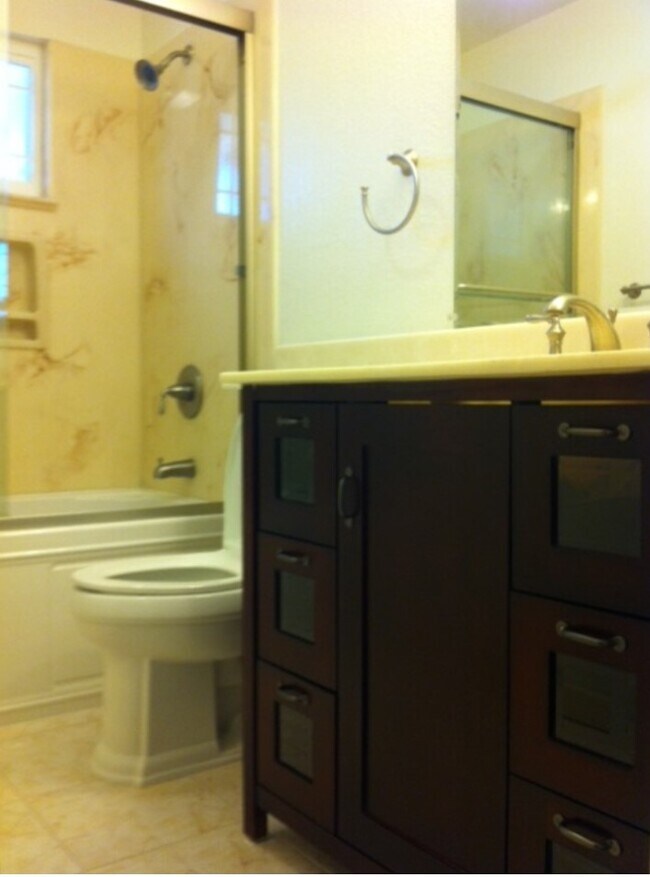 Building Photo - 3202 Isadora Dr