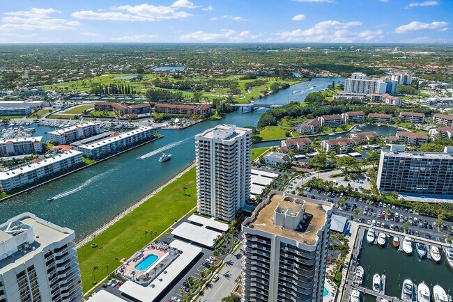 Building Photo - 123 Lakeshore Dr