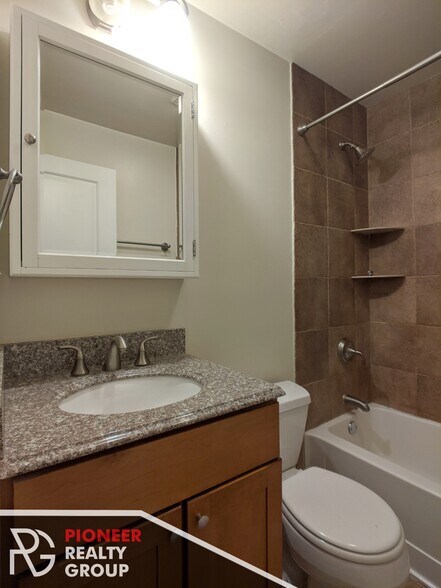 Building Photo - 643 W Wrightwood Ave