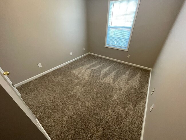 Building Photo - 3 Bedroom 2 Bath Home For Rent Near 101st!
