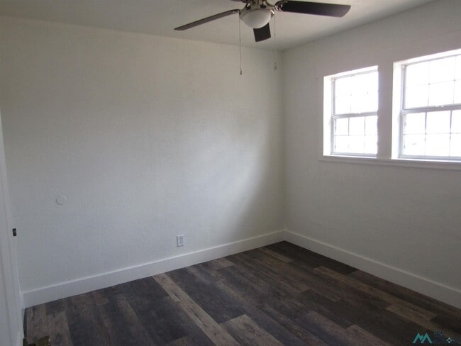 Building Photo - 1111 W Chisum Ave