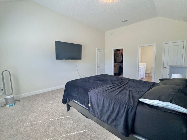 Building Photo - MOVE-IN READY! (Pet Friendly)