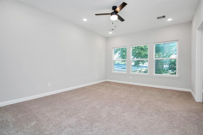 Building Photo - 2355 Hoskins Dr