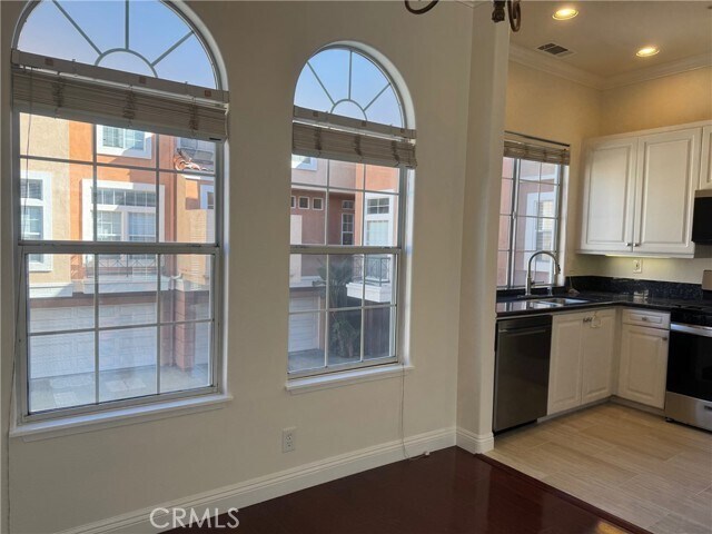 Building Photo - 9 Torrigiani Aisle