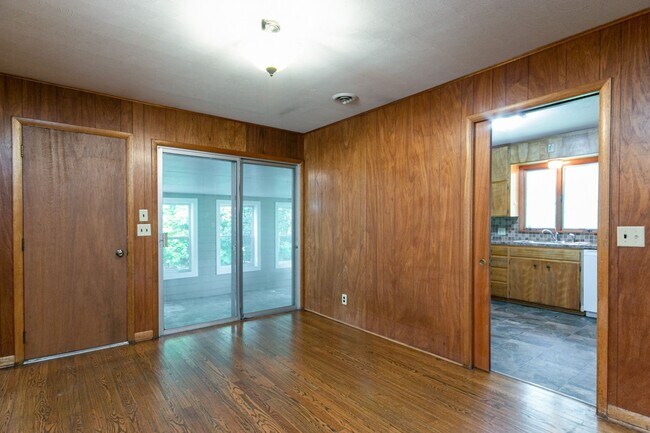 Building Photo - #6 Bedroom House with Awesome Yard Plus Ga...