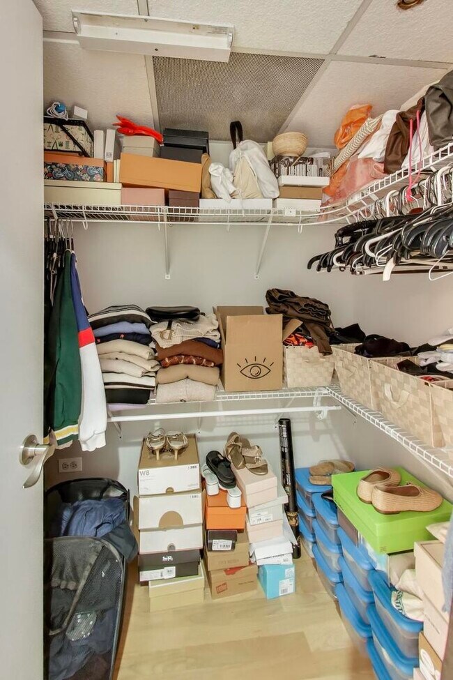 Building Photo - 744 N Clark St