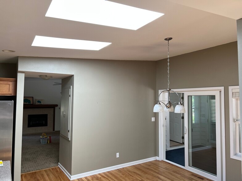 Dining area - 3295 N Silver Lake Dr
