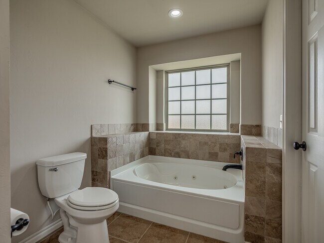 Building Photo - 1208 Greenfield Ave