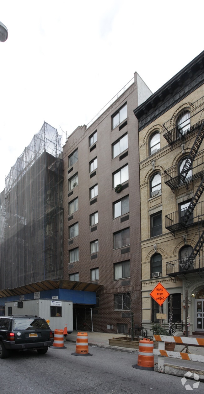 Building Photo - 333 E 95th St