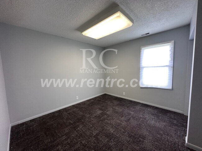 Building Photo - 1404 Main-E