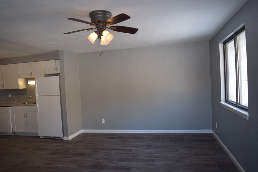 Living Room - 108 Wood Ct