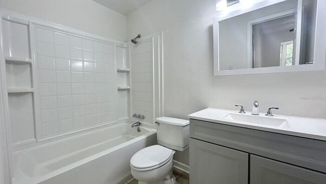 Building Photo - North Atlanta 1 Bed-1 Bath Condo, LVP Hardwoods, Sunroom/Office, Available Mid-July!