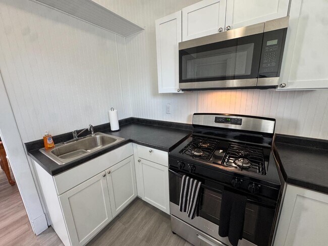 Building Photo - 504 N Roosevelt Ave