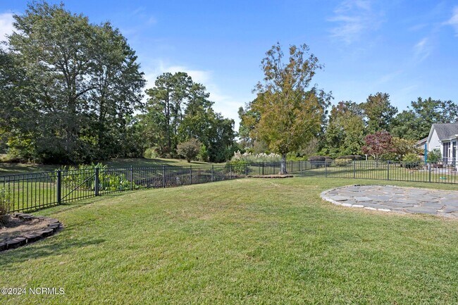 Building Photo - 412 Azalea Dr