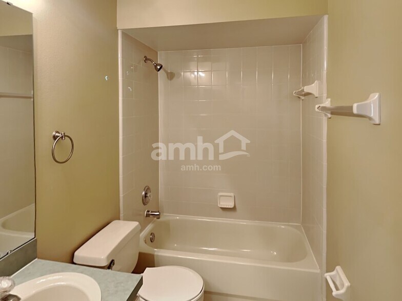 Building Photo - 919 Park Valley Cir