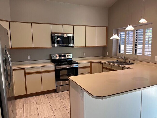 Building Photo - Adorable light and bright! 3Bedroom/2Bath ...