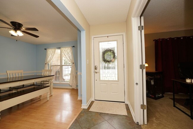 Building Photo - Lovely Cul-De-Sac Home in South Crestview