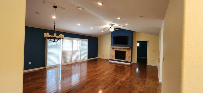 Building Photo - Spacious rental in desirable neighborhood with 3 full baths! Available for 6 months only July 1-D...