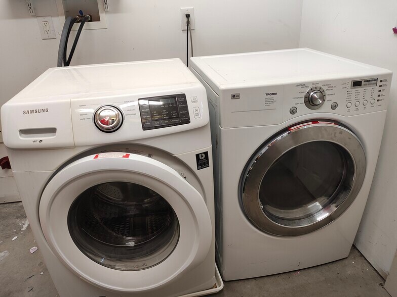 Laundry, Free Machines - 411 N Geneva St