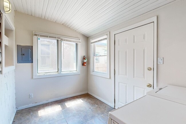 Building Photo - HISTORIC Edo BUNGALOW 2 Bedroom 1 Bath