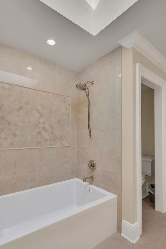 Building Photo - Luxury unfurnished 4BR/4.5BA Tudor in Belle Meade Links.