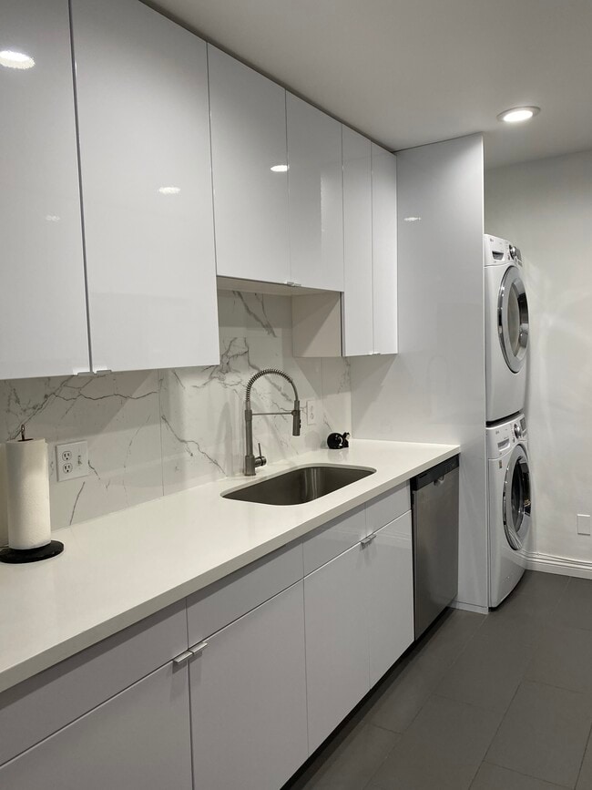 Building Photo - 1200 N Flores St